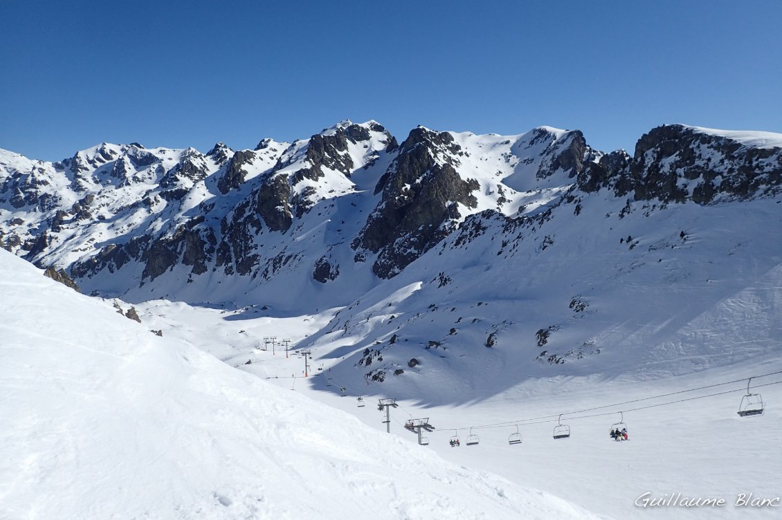 Un superbe vallon ravagé pour une seule piste... Au fond, la classique du coin en rando : les Vans.