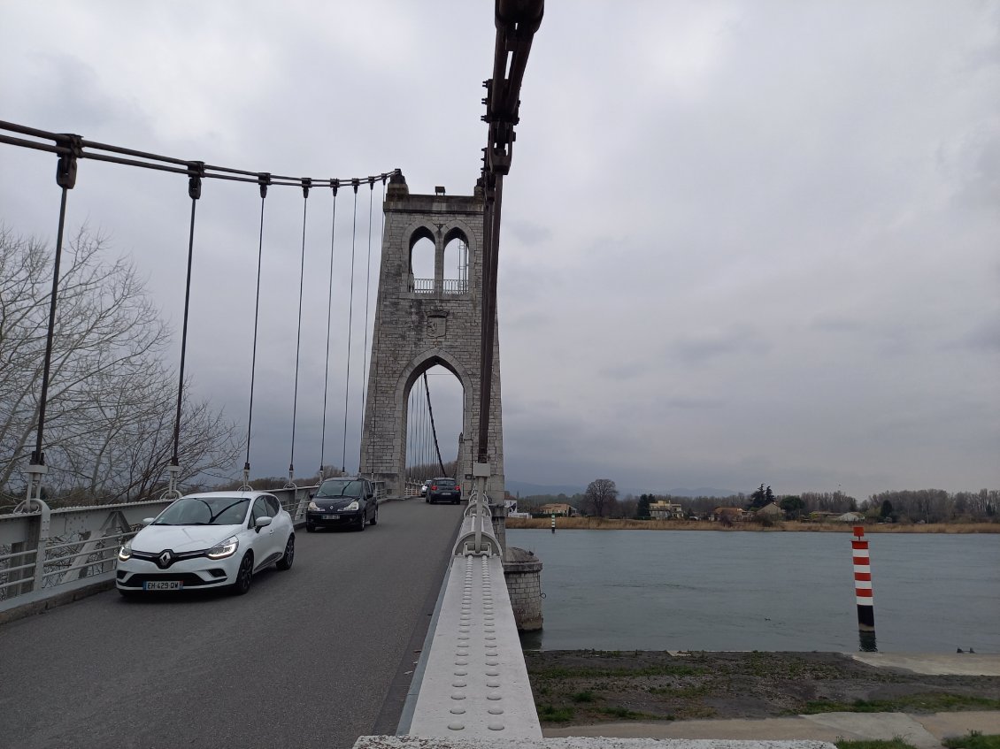 Le Rhône et ses fameux pont tête de chat à grande bouche