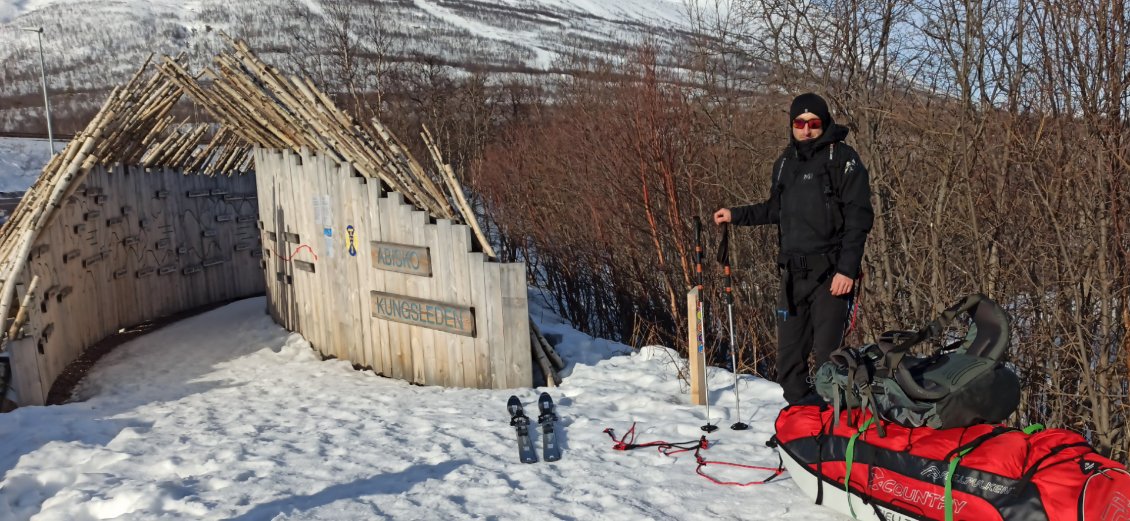 J1. Ce portail symbolise le départ / l'arrivée de la Kungsleden selon le sens dans lequel on l'emprunte.