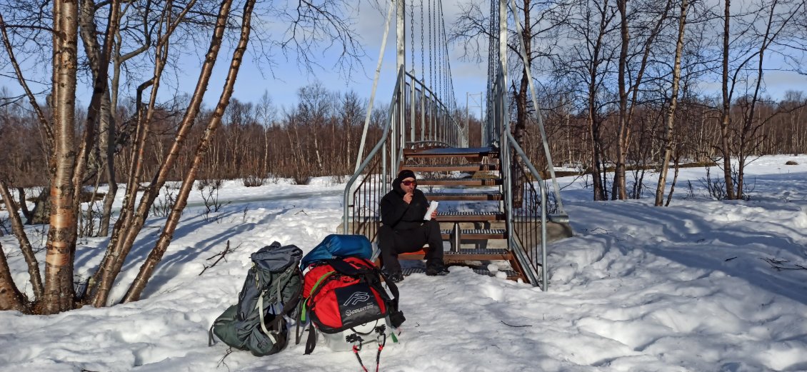 J1. La rivière sensée être gelée en cette période ne l'était évidemment plus. Après quelques allers-retours pour porter mes sacs sur le pont, puis une nouvelle partie de Tetris pour re-charger la pulka, un rapide déjeuner bienvenu me permet de me ressourcer mentalement et physiquement.