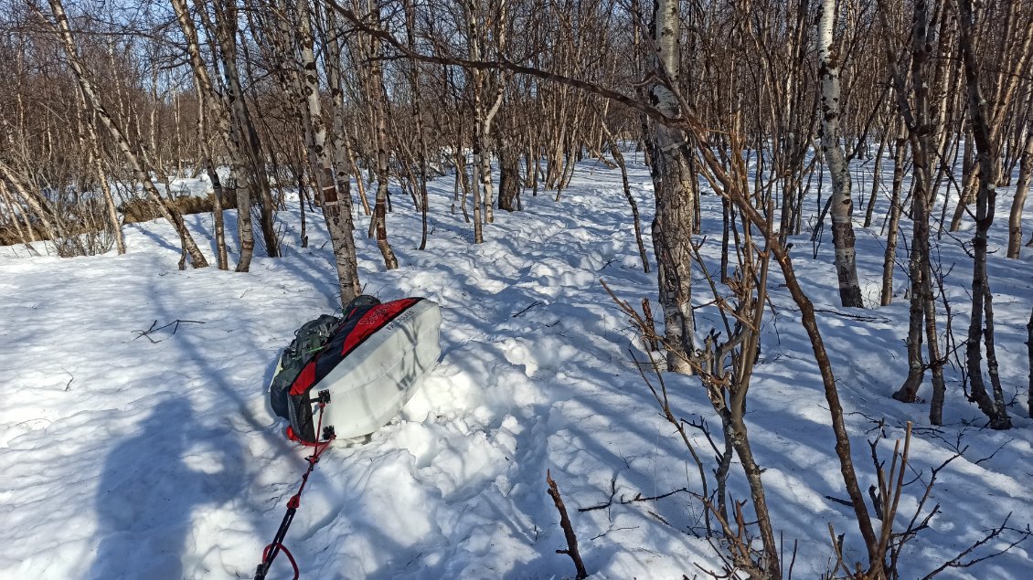 J1. La suite, c'est le fameux mais pourquoi j'ai pris à gauche au lieu de prendre à droite ... ? Bref je me retrouve sur le sentier estival qui n'est pas vraiment praticable avec une pulka aussi chargée.