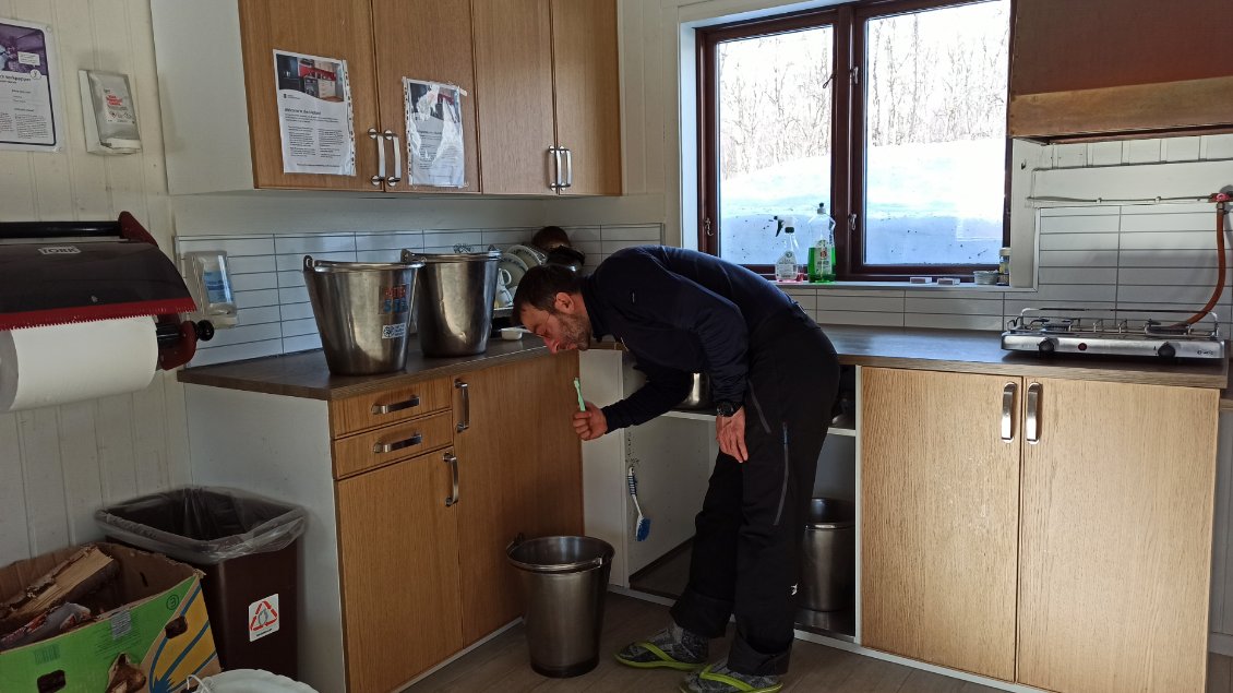 J2. Le refuge est gardé, mais il est en partie auto-géré par ses hôtes (corvée de bois, d'eau, ...). On se lave les dents dans la cuisine partagée, mais tout est super bien organisé : un bac pour la vaisselle, un seau pour les eaux sales, ...