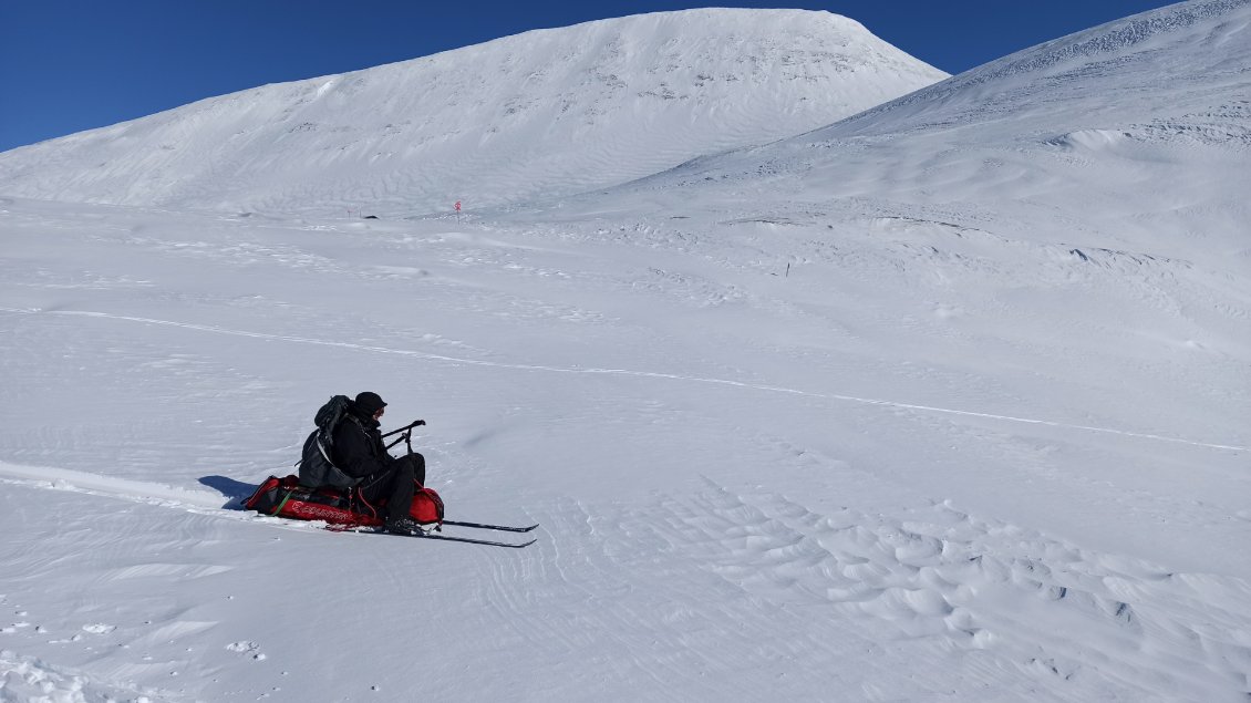 J5. Technique 3/3 : la plus fun. La pulka luge. Une sabilité maximale pour des trajectoires moyennement maîtrisée.