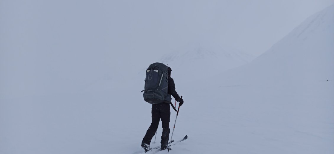 J6. Il n'empêche que s'engager seul, dans une vallée inconnue, sans balisage, avec une visibilité réduite, un vent de face et un froid plutôt prégnant, tout cela m'envahit d'un mélange d'appréhensions et d’excitations.