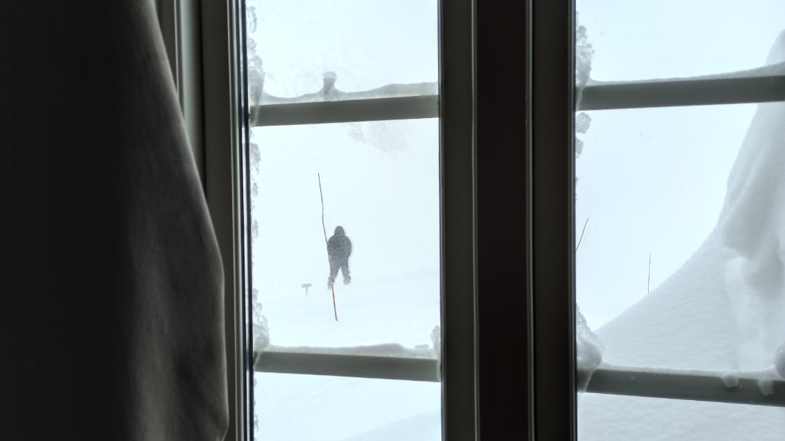 J7. J'ai une chambre avec vue sur le panneau qui indique où faire pipi sur la neige (c'est me gardien de dos sur la photo). Pour la 2ème nuit consecutive je serai seul dans mon dortoir de ce refuge reculé et plus difficilement accessible par mauvais temps.