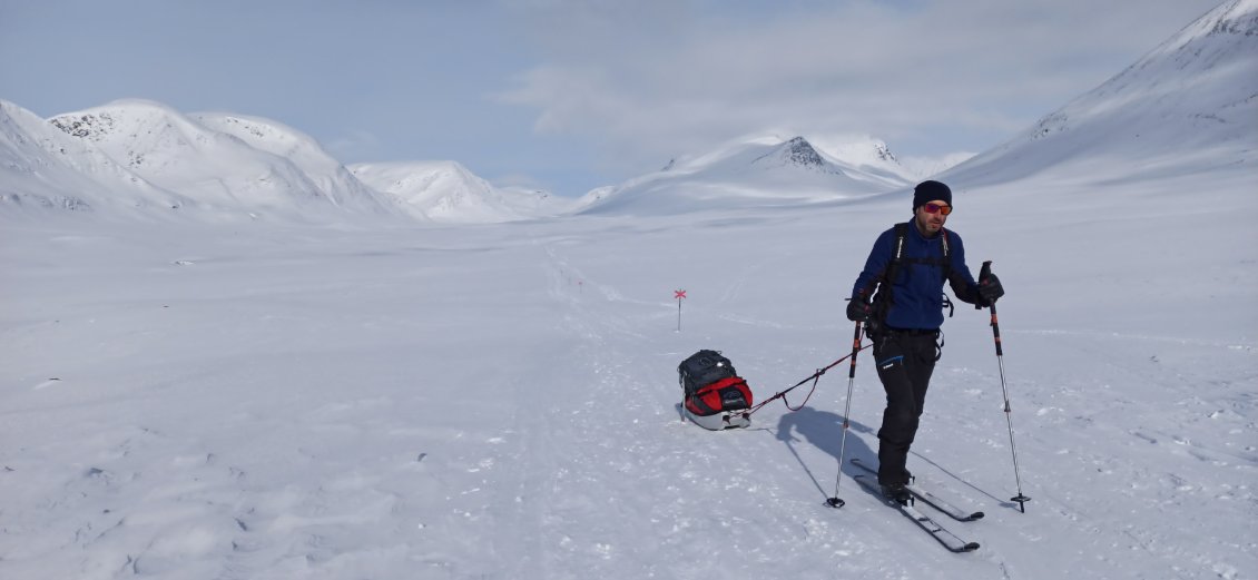 J9. La Kungsleden et ses croix rouges. Même si les traces laissent présager des passages, aujourd'hui je n'y apercevrai absolument personne, ne serai-ce qu'au loin.