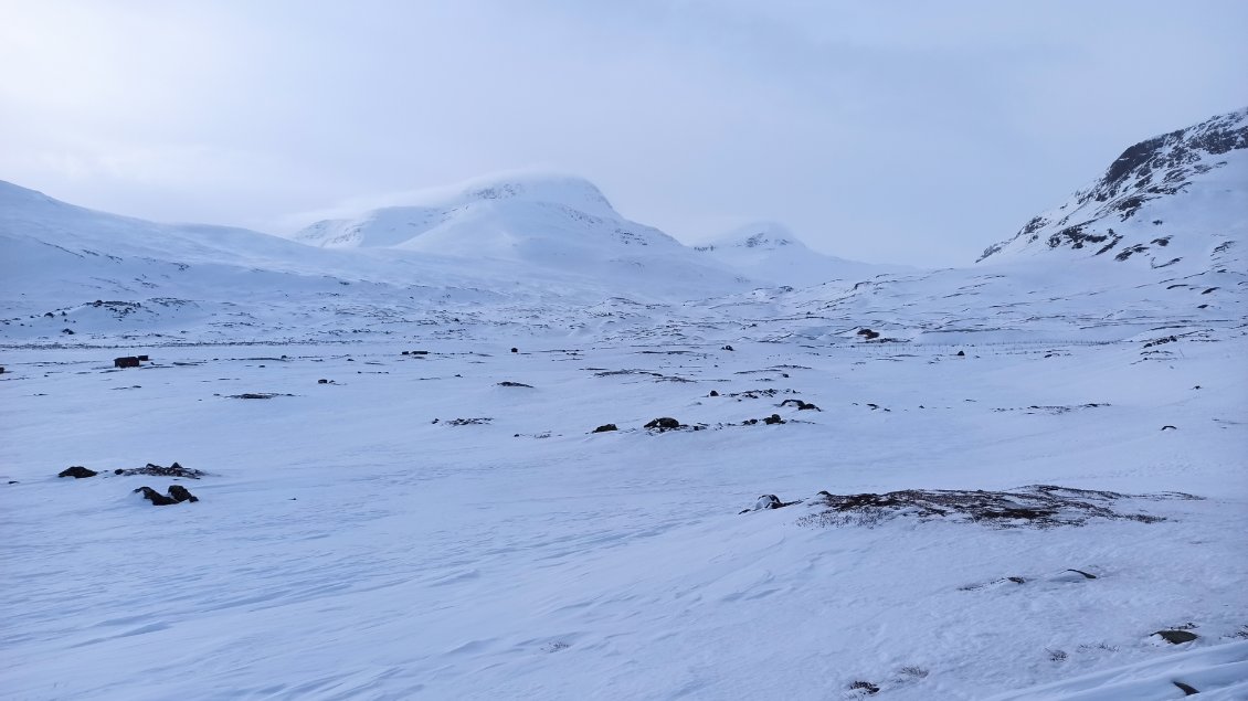 J9. A l'approche du refuge de Singi le paysage change, des rochers affleurants apparaissent. Le gardien me précisera que beaucoup compare cette vallée à celle du Mordor du Seigneur des Anneaux.