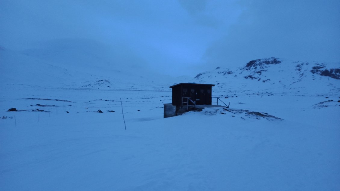 J9. Des toilettes avec une vue pareille c'est la classe! Ok lorsqu'il faut se lever dans la nuit pour sortir dans le froid, la réflexion est toute autre ...