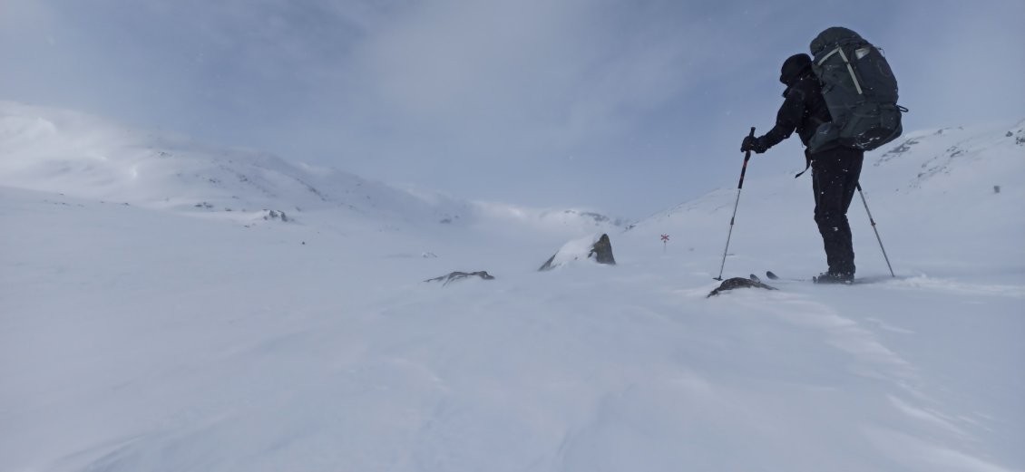 J11. En fin de compte la météo s'est encore trompée. Le temps tourne rapidement, le vent se lève. La prise d'altitude y joue sûrement aussi un rôle.