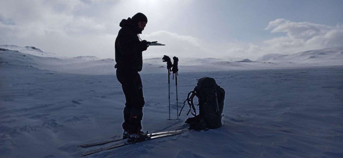 J12. Sur mon GPS je n'ai ni la trace, ni un fond de plan détaillé (OpenStreetMap). Je dois me diriger à la carte et à la boussole. La difficulté du démarrage est que comme je suis en altitude et qu'il y a plein de petits sommets qui se côtoient, j'ai des difficultés à trouver des points de repères.