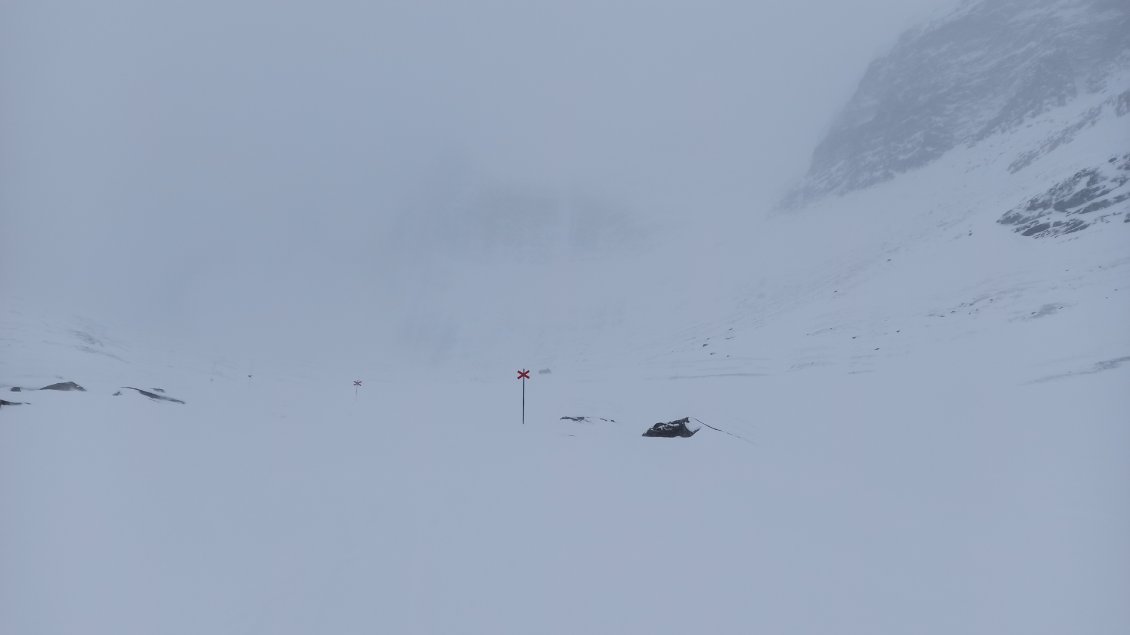 J13. En termes de vent et de fatigue cumulée, c'est une des journées les plus dures de mon trek. Encore une fois la météo s'est trompée et les touristes de l'hôtel, pris à dépourvu, se sont fait récupérer / secourir par un balai de motos-neige qui pour plusieurs m'ont demandé au passage si j'avais besoin d'aide. L'avantage c'est qu'ils sont tirés d'affaire à moindre mal et me voilà enfin à nouveau seul, ce que j'apprécie dans cet environnement empruntant d'une certaine authenticité. Malgré les difficultés à avancer avec ce vent de face je prends mon temps, car je pense que c'est aussi ça la Laponie et, ce n'est pas en me précipitant dans un refuge que je pourrai l'appréhender en buvant une boisson chaude derrière une fenêtre.