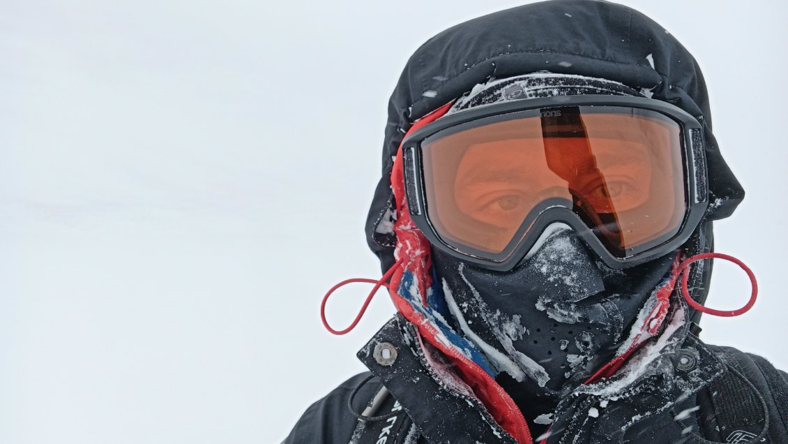 J13. Si, c'est bien moi, vous ne me reconnaissez pas ? Je ne rentrerai pas dans le détail, mais je pense avoir atteint les limites de mon équipement actuel dans les conditions de cette journée : 3cm d'ouverture impossible à fermer dans la ventilation de mon imperméable sous l'aisselle, et la neige s'est immiscée en quantité suffisante sous mon imperméable pour humidifier ma doudoune. Et bien d'autres points noirs à la jonction entre des couches pourtant avec un chevauchement et élastiques serrés à fond, ce qui ne m'avaient jusqu'alors jamais interpelés. Le vent a tellement forci qu'il m'est maintenant impossible d'enlever ou rajouter une couche me laissant penser qu'il faut bien s'habiller dès le départ, et qu'une combinaison intégrale est peut-être la solution.