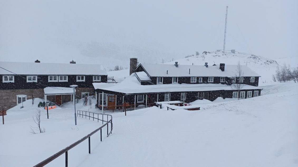 Après rando J+1. Aujourd'hui j'avais prévu de monter en altitude, à Tarfala pour observer des glaciers, mais le projet est abrogé en raison d'un risque avalanche trop élevé (précipitations de neige incessantes depuis la veille). Je reste à Kebnekaise.