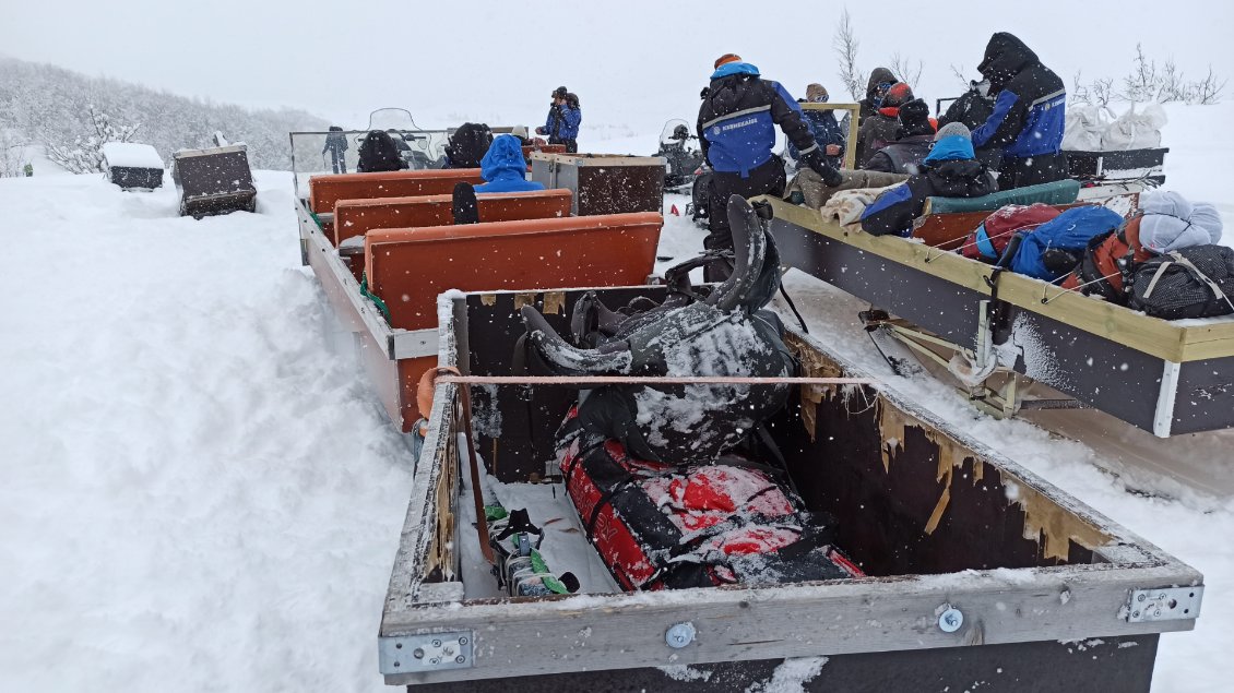 Après rando J+2. La pulka est chargée dans le convoi motoneige Kebnekaise - Nikkaluokta.