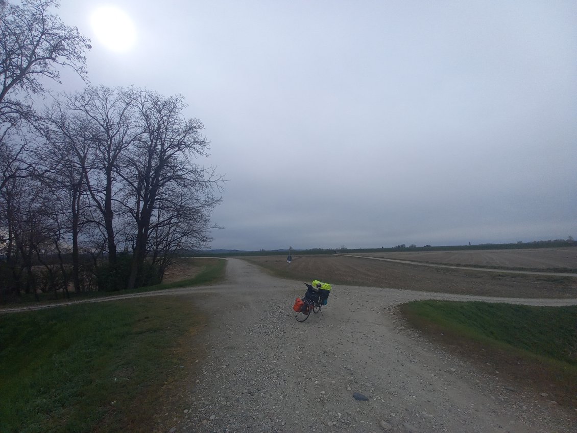 Moment de solitude... L'Eurovélo 8 m'est impraticable, la ciclovia del Po m'envoie dans des endroits plus qu'improbables, je tourne en rond toute la journée.