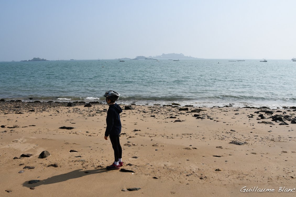 Un petit bout de plage au détour d'un sentier. Le prix à payer sera un escalier assez raide et long à surmonter par étape : d'abord mon vélo, puis la remorque et enfin le vélo de Sarah.