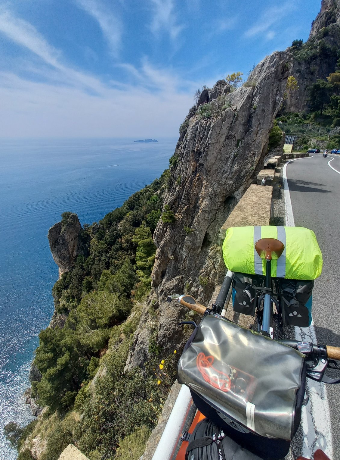 Avant Positano, 150m de vide sous les pedales, autant de falaise au dessus du casque.... pilotage aerien