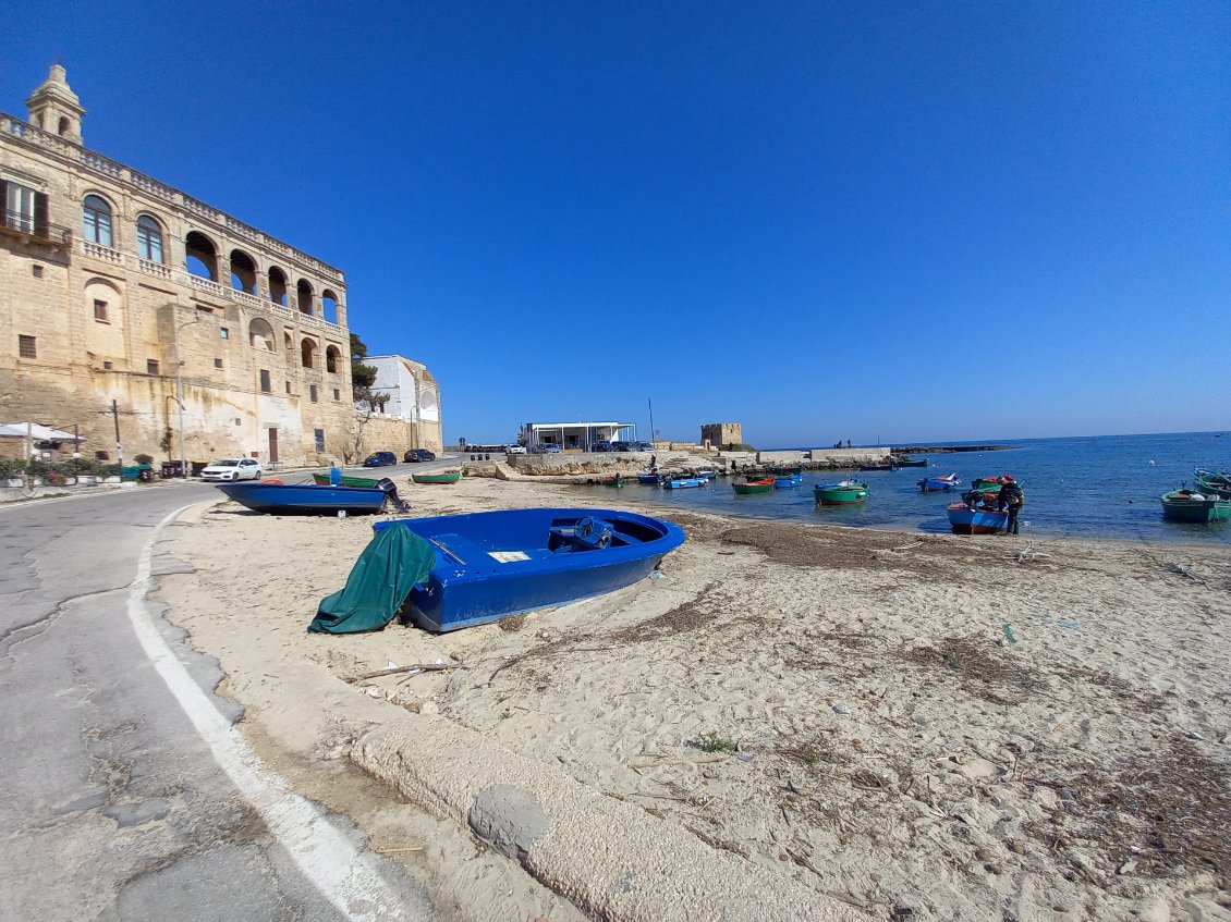 pres de Mola di Bari, ou on rencontre l'Adriatique pour la premiere fois :)