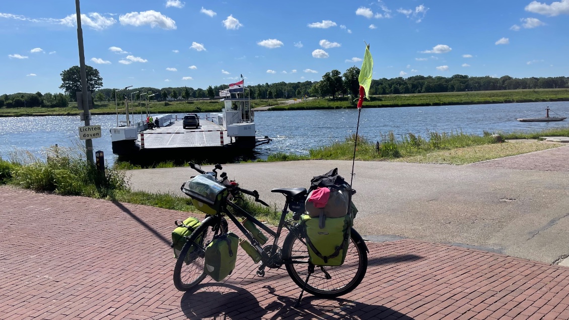 Je prends le bac pour traverser la Meuse.