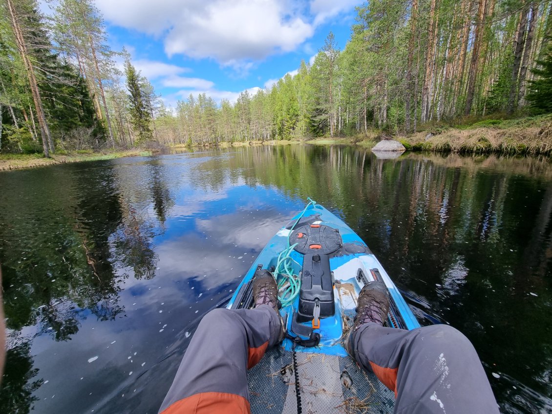 on échange les embarcations, me voilà dans le kayak de Johann