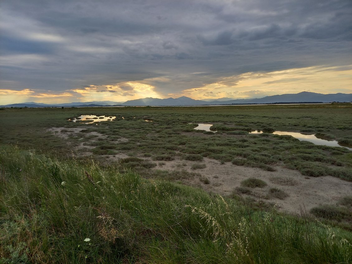 Les lacs preserves, entre mer et montagnes. Derriere les montagnes a quelques dizaines de km, la Bulgarie