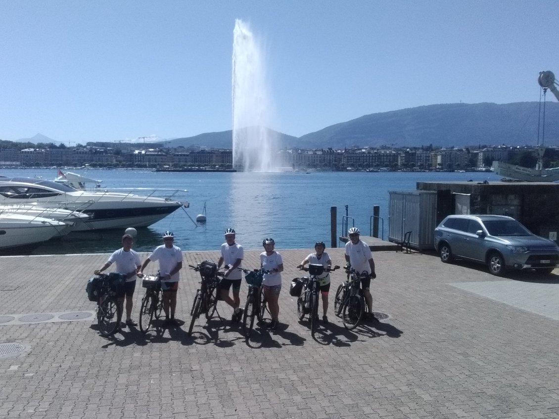 Notre départ de Genève avec les tee-shirts de l'asso "Pédalons pour eux".