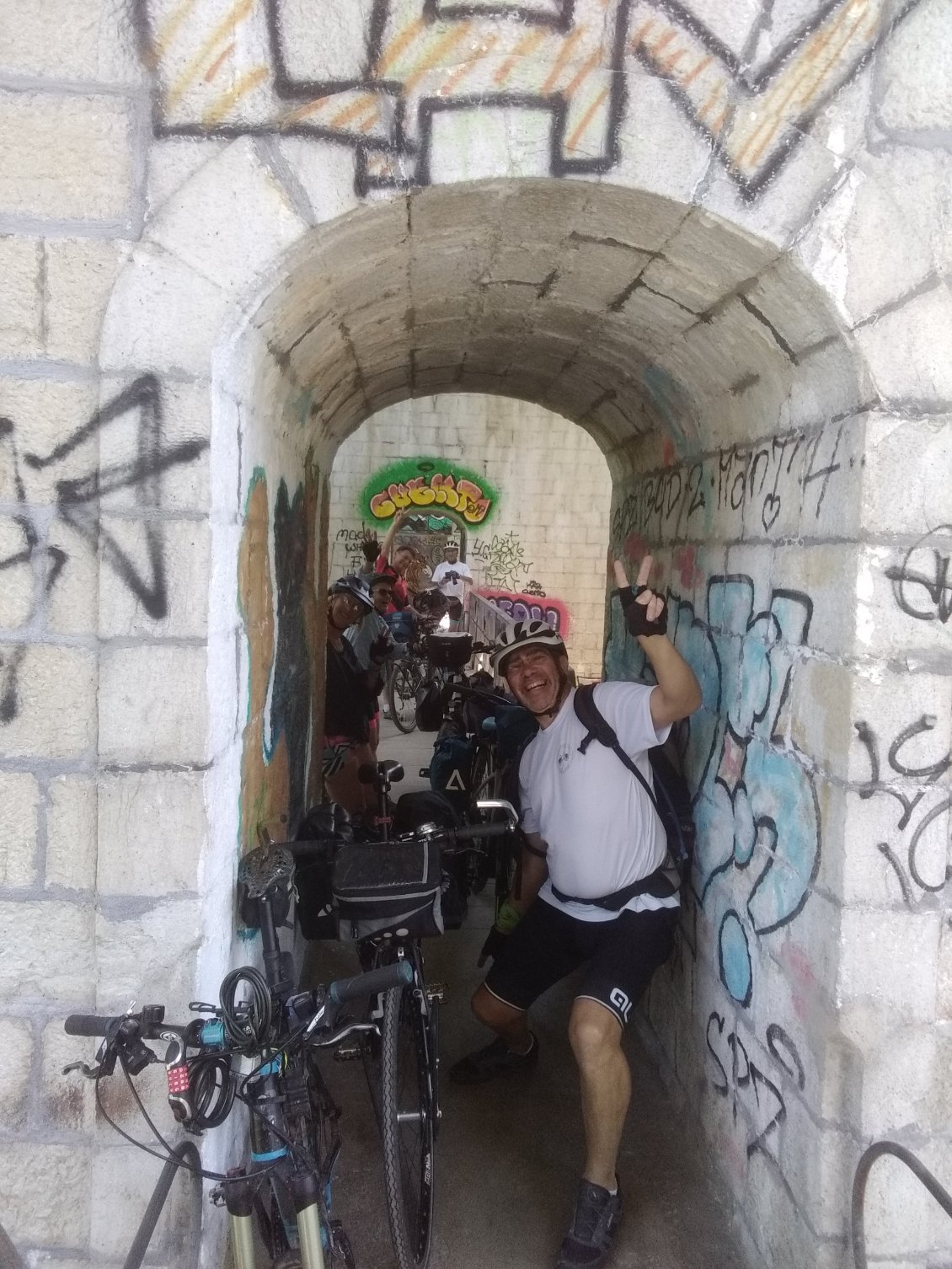 Petit passage pédestre sous le pont ferrovière...toujours en Suisse.