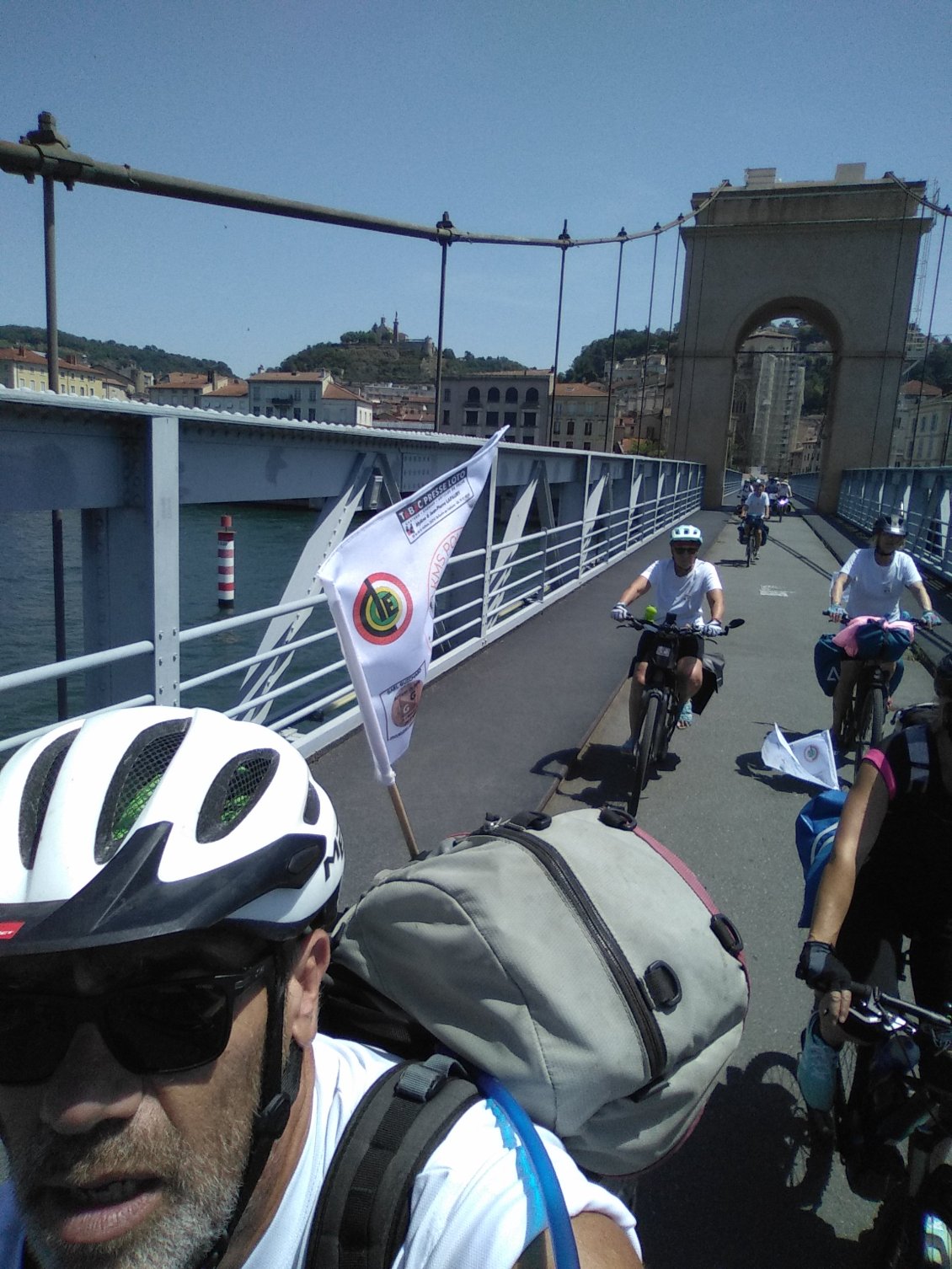 Le grand départ sur la passerelle de Vienne.