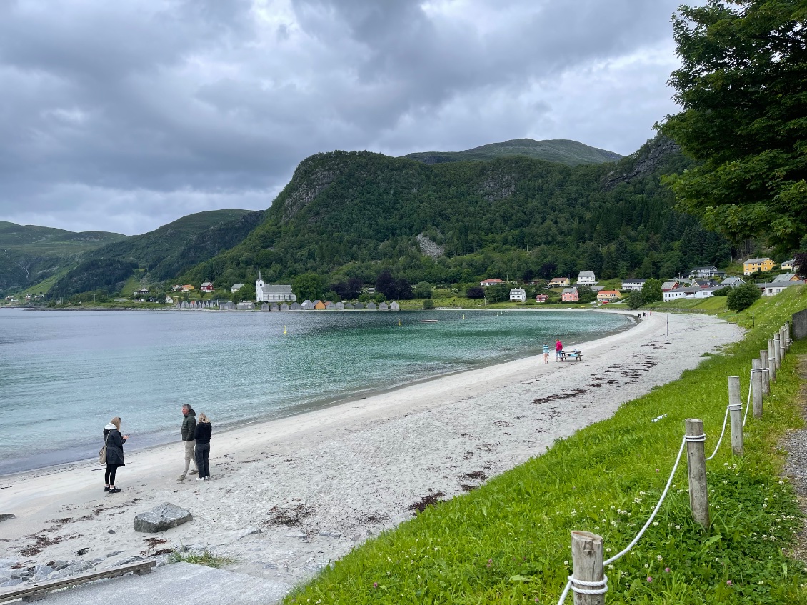 La plage au centre de Selje