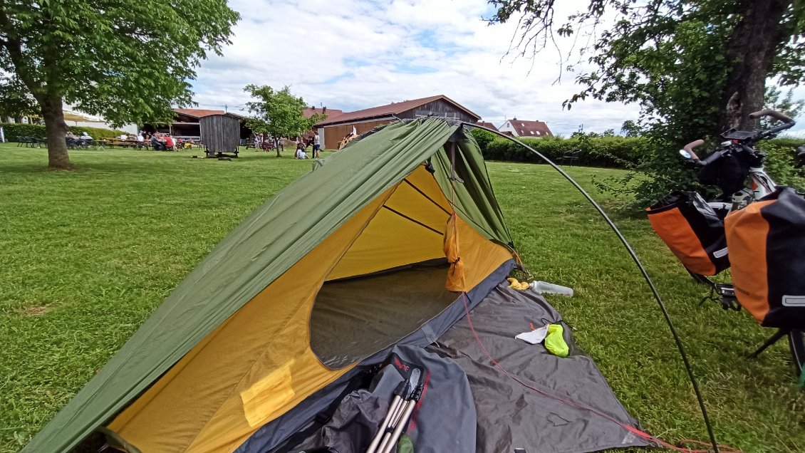 J6. A Ersingen il y a une ferme qui fait restaurant-hôtel. En Bavière le jeudi de l'Ascension est largement fêté à coup de bières et de musique. Pour cette occasion les locaux se donnent rendez-vous ici. Parfait pour y passer la nuit, c'est tellement mieux qu'un grand camping impersonnel ou un bivouac reclus dans la forêt.