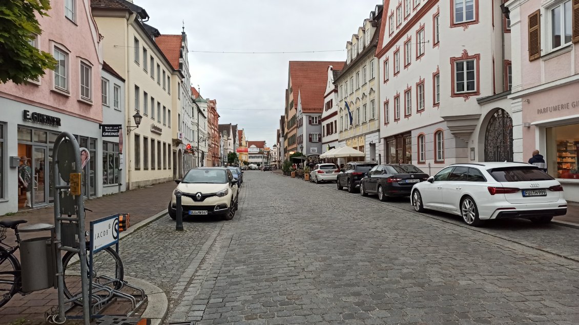 J7. Dillingen-an-der-Donau. Rue assez typique de celles des précédentes villes traversées.