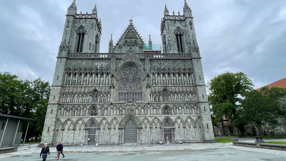 Très large façade aux tours ramassées, impressionnante rangées de sculptures