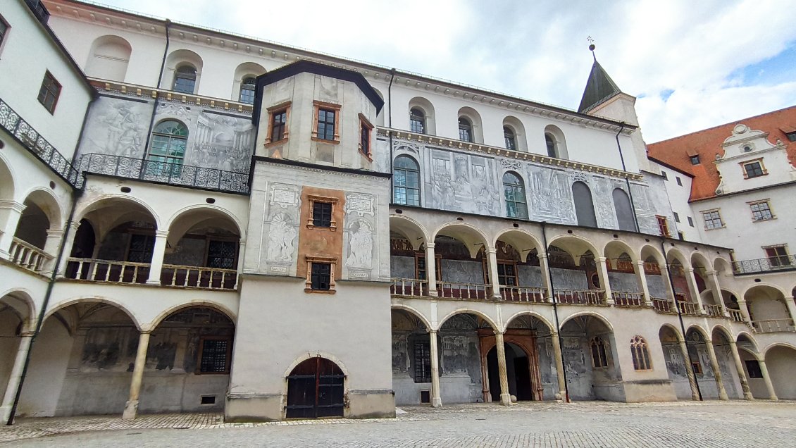 J8. La cours du château de Neuburg-sur-le-Danube.