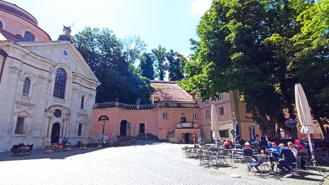 J10. C'est dans ce décor que l'Abbaye de Weltenbourg a été construite. Sa brasserie est la plus vieille brasserie de monastère du monde aux côtés de Weihenstephan, ayant commencé son activité en 1050.