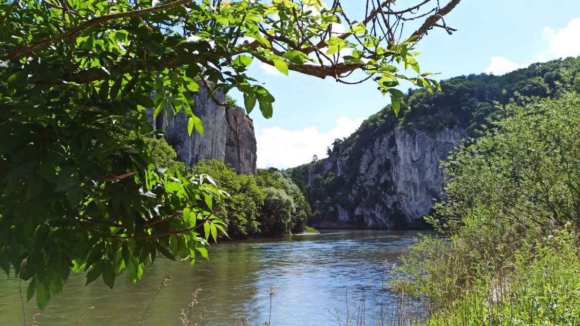 J10. Les gorges du Danube. Je n'irai pas plus loin le long du fleuve faute de chemin. Il me faut monter pour contourner ces espaces escarpés.