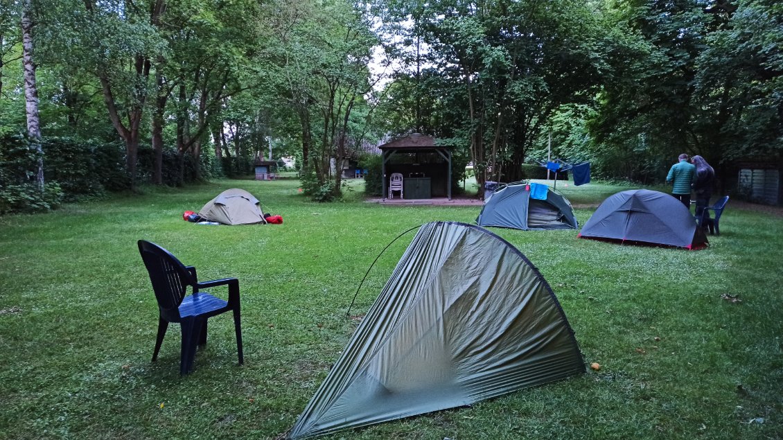 J10. Finalement en Allemagne j'ai rarement dormi dans des campings conventionnels privilégiant fermes et club de kayak comme ici, à Ratisbonne.