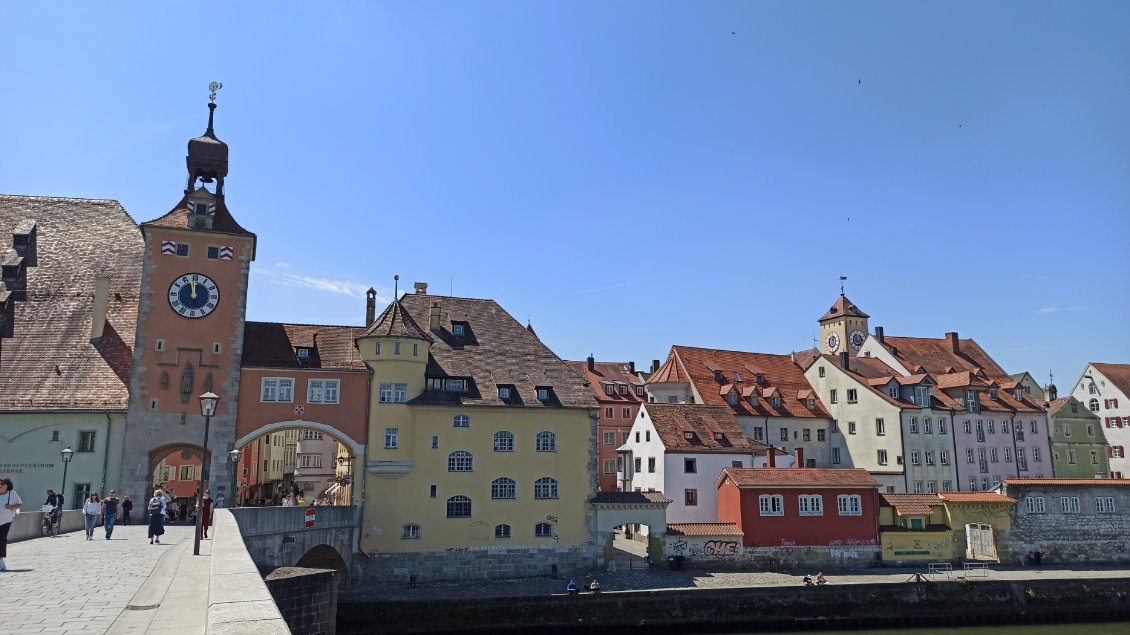 J11. Et pour finir une photo de Ratisbonne depuis le pont sur le Danube puisque le fleuve reste le fil conducteur de ce voyage à vélo à travers l'Europe.