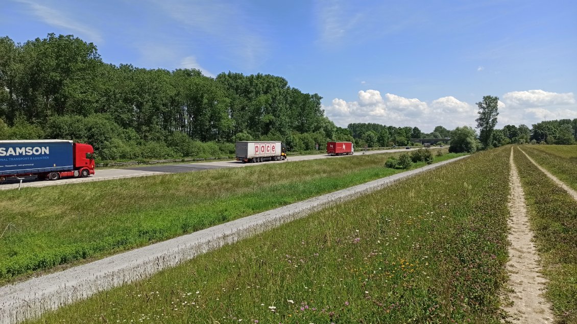 J13. Les autoroutes allemandes ont souvent des structures avec dalles béton. Tac tac tac ... c'est le bruit incessant des véhicules qui passent sur les joints entre dalles.