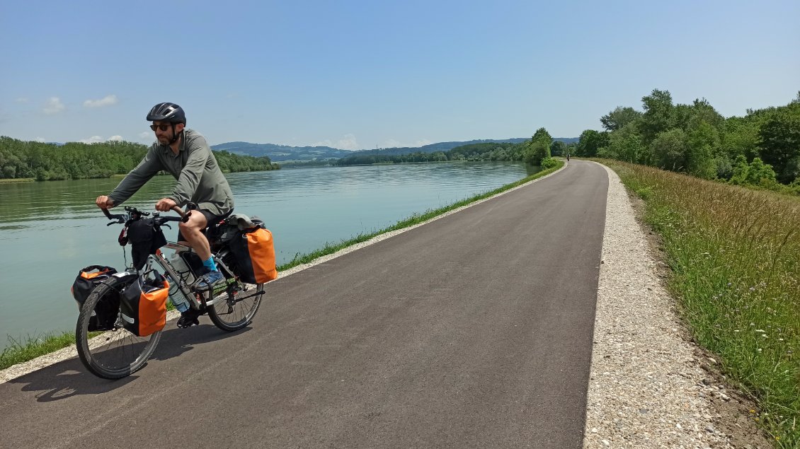 J15. La véloroute du Danube en Autriche est réputée pour être très bien aménagée, mais le mieux peut-être parfois l'ennemi du bien, et avec le TOUT bitume j'avoue que l'alternance avec les petites pistes gravillonnées me manque.