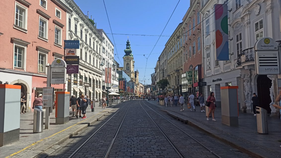 J15. Linz, rue commerçante du centre ville.