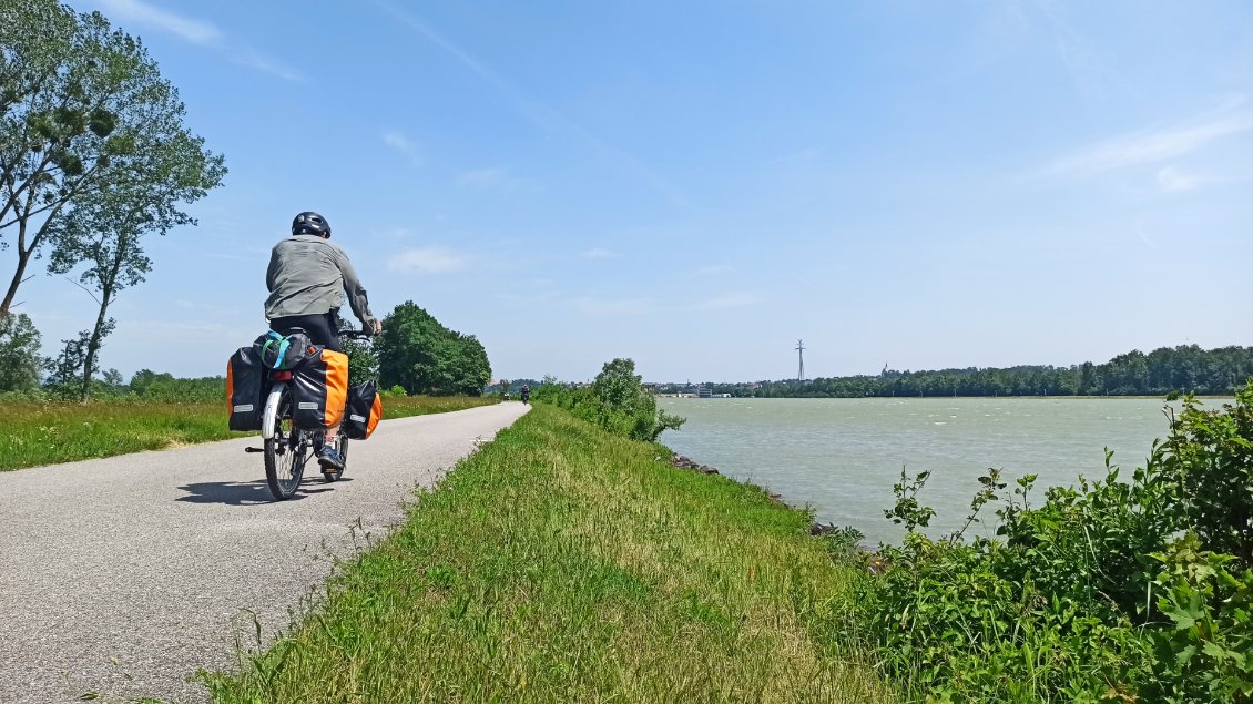 J16. La journée de vélo débute à midi avec un vent de face et plein de choses en tête suite à la visite.