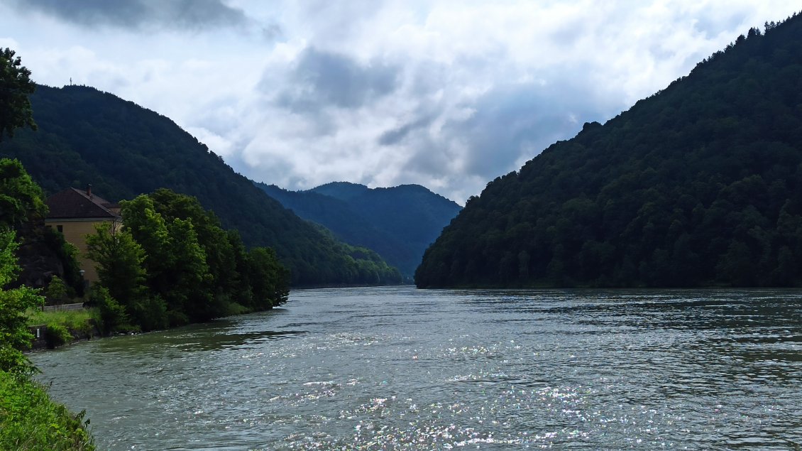 J17. Avec ses méandres le Danube se dévoile tout en se cachant, l'appel de l'inconnu.