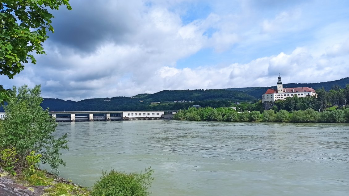 J17. Le château de Persenbeug et une construction plus récente sur le Danube se côtoient.