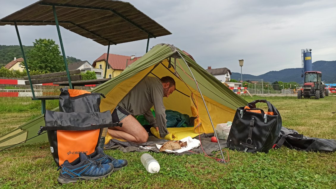 J18. Rangement des affaires au petit matin avant le démarrage du chantier.