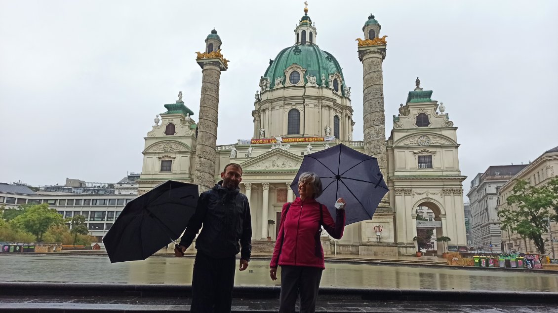 J21. Avec Christine devant l'église Saint-Charles-Borromé. Christine, viennoise et passionnée d'histoire et d'art, est membre de l'association ÖMCCV. Elle a eu la gentillesse de me consacrer une journée entière pour visiter la ville avec des explications très intéressantes.