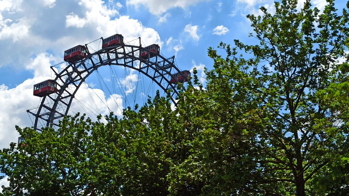 J22. La grande roue de Vienne est située à l'entrée du parc d'attractions du Prater à Leopoldstadt. Elle symbolise le quartier ainsi que, pour beaucoup de personnes, la ville elle-même.