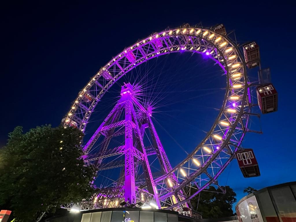 J22. Pour le 19 mai la grande roue de Vienne était éclairée en violet, couleur associée aux maladies inflammatoires chroniques de l’intestin.