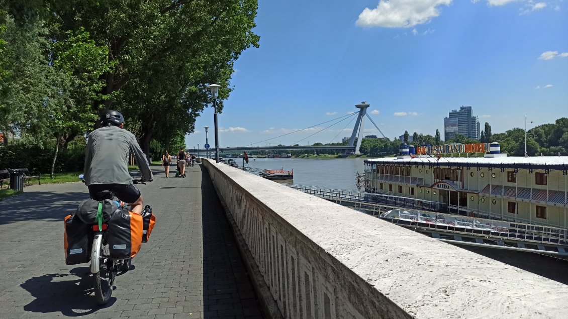 J23. En route vers la vieille ville. Mais c'est quoi cette soucoupe volante sur la pile du pont ?