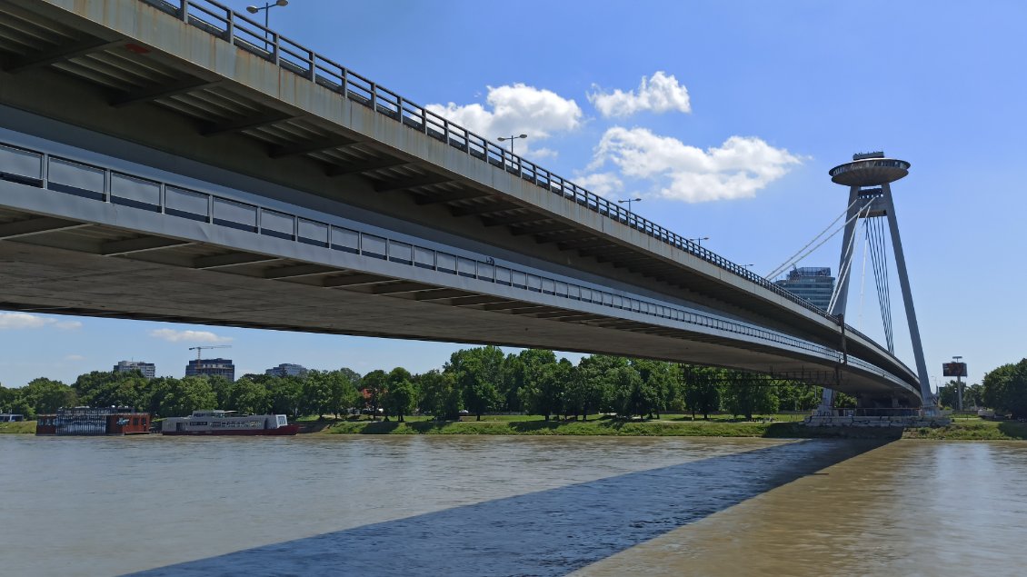 J23. C'est confirmé, les extra-terrestres ont posé leurs valises à Bratislava. Il s'agit de la tour d'observation UFO (Unidentified Flying Object, OVNI en français) construite sous l'ère soviétique.