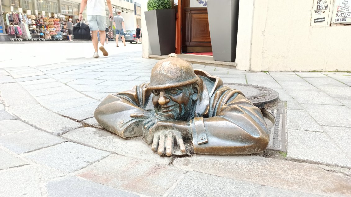 J24. La statue de l'homme au travail. C'est la star à Bratislava, tout le monde veut une photo avec lui.